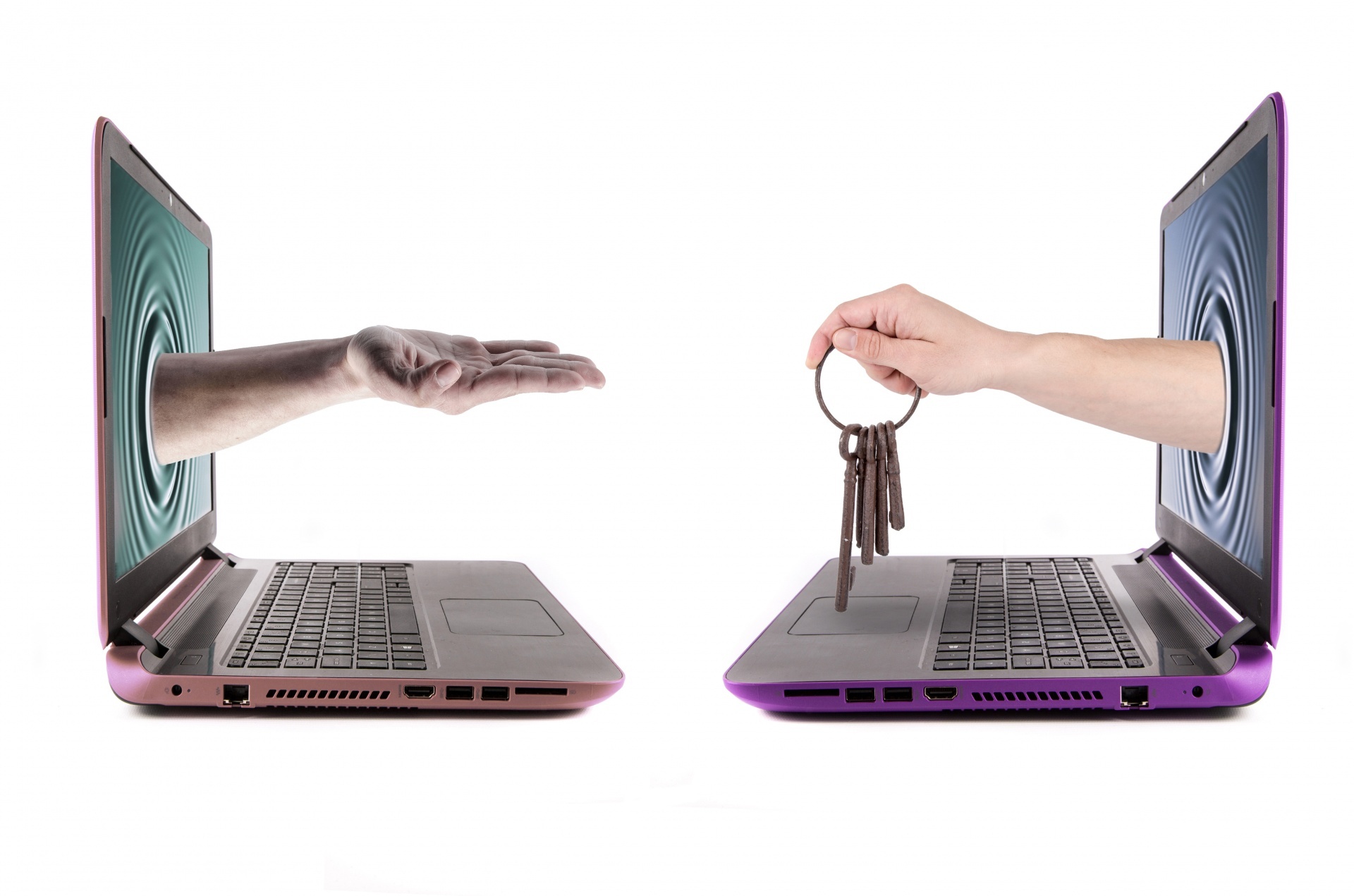 hand-holding-old-keys-1462981136Ul1-1