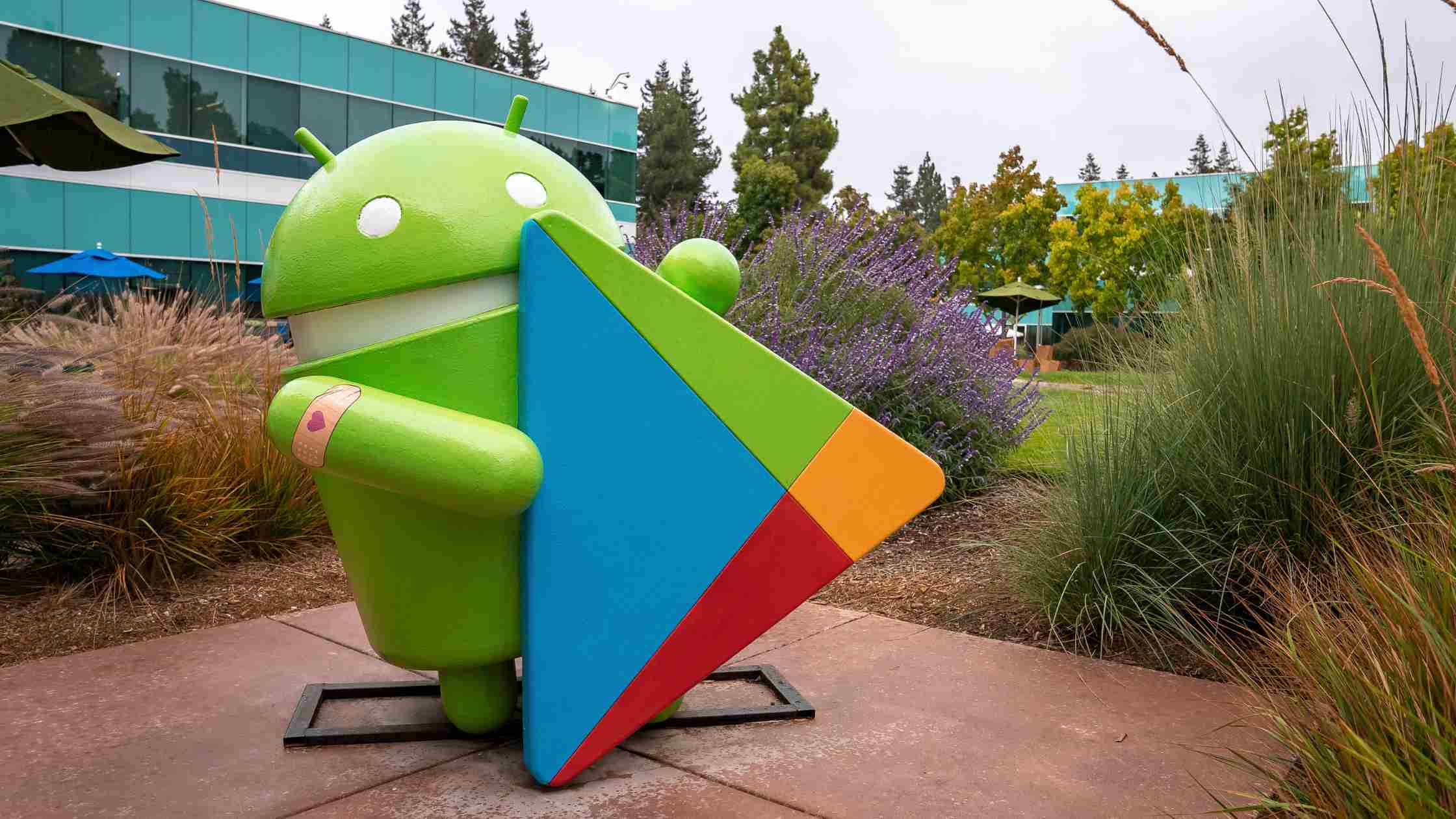 Statue of Android guy with PlayStore logo in grounds outside Google campus